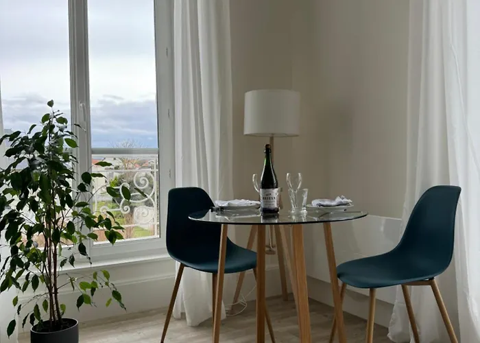 Sunny On D-day With Parking Apartmán *